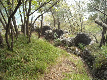 /treks/europe/it/tn/paganella/molveno/lago-di-molveno/ruderi/trincee.jpg