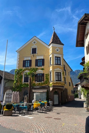 Girlan
Cornaiano, piazza del paese, chiesa e bivio stradale, a sinistra