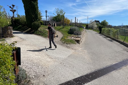 Deviazione per stradina, a sinistra
