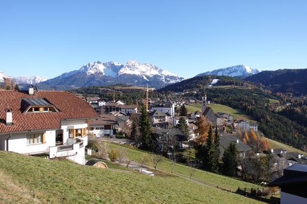 Nova Ponente
con il Gruppo del Latemar sullo sfondo Nova Ponente
con il Gruppo del Latemar sullo sfondo