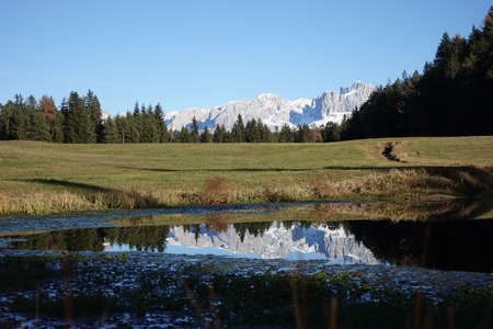 Stagno
con riflesso del Gruppo del Catinaccio Stagno
con riflesso del Gruppo del Catinaccio