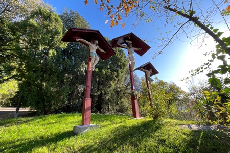 Crocefissi
presso la Chiesa del Santo Sepolcro Crocefissi
presso la Chiesa del Santo Sepolcro