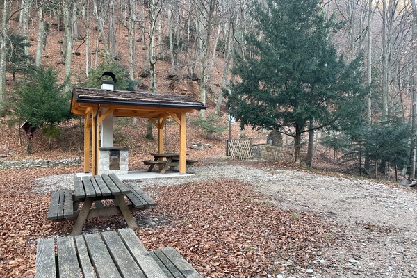 Area picnic e bivio destra poi sinistra
