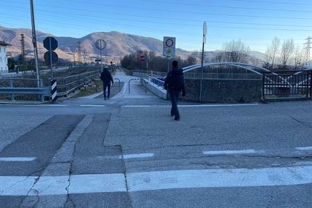 Attraversamento
e poi destra su ponte pedonale
poi destra e sinistra