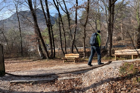 Bivio destra
poi sinistra sulla strada