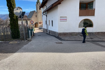 Castelvecchio
e bivio destra
o dritto per chiesa e punto panoramico