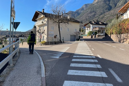 Bivio sinistra
poi dritto